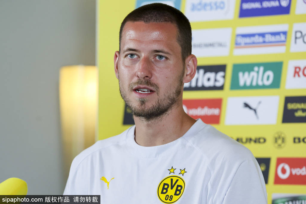 德甲球队多特蒙德球员瓦尔德马尔·安东接受媒体访问
德甲球队多特蒙德球员瓦尔德马尔·安东接受媒体访问